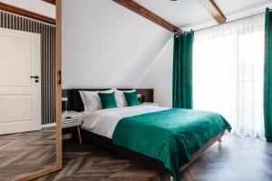 里梅泰亚KARL's Cabin by Black & White Panoramic的一间卧室配有一张带绿色床单和镜子的床