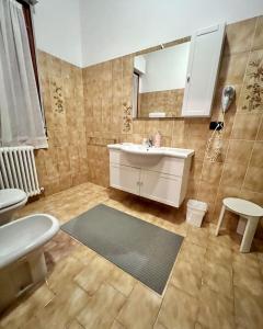 廖洛泰尔梅ZAPPI CYCLING HOTEL的一间带水槽和镜子的浴室