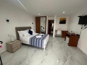 塔拉法尔Residencial Santo Amaro的一间卧室配有一张床、一张桌子和一张书桌