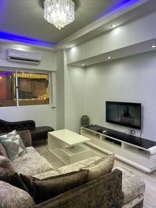 罗安达Lovely house in Luanda Centre with treadmill的带沙发和电视的客厅