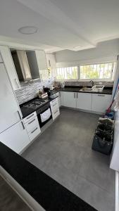 里斯本airport room的厨房配有白色橱柜和台面