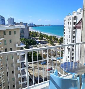 圣胡安KASA Seaview at Coral Beach - Studio for 2 Balcony BEACHFRONT BUILDING POOL的阳台配有桌子,享有海滩美景