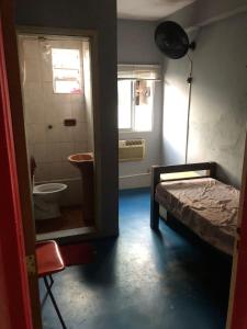 里约热内卢Hostel Alzira House Vidigal的客房设有带一张床和卫生间的浴室。