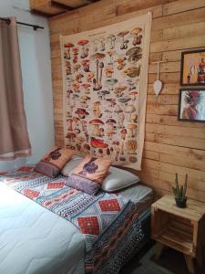 雷森迪Hostel Resende的卧室配有木墙内的一张床