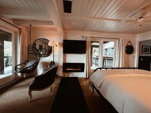 Crestline100 Mile View-Fire Pit, Romantic, Peaceful, Private的一间卧室配有一张床、一把椅子和一个壁炉