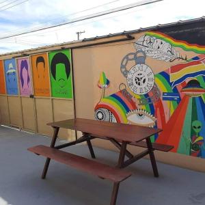 雷森迪Hostel Resende的壁画前的长凳