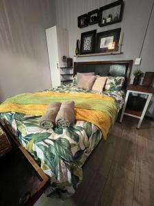 比勒陀利亚Kiewiets Creek Guesthouse的一间卧室配有一张大床和枕头