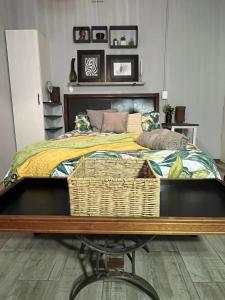比勒陀利亚Kiewiets Creek Guesthouse的一间卧室配有一张大床,上面有篮子