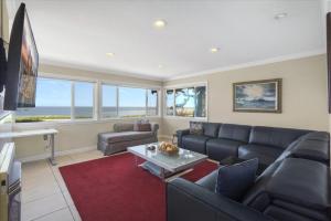 圣克鲁兹Santa Cruz Ocean Front的客厅配有沙发和桌子