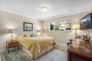 圣克鲁兹Santa Cruz Ocean Front的一间卧室设有一张床和一个窗口