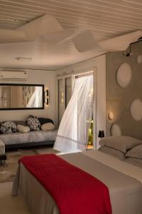 巴拉那州蓬塔尔Pousada Vila do Mel的一间卧室设有一张大床和一个窗户。