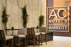 圣拉斐尔AC Hotel by Marriott San Rafael的酒店大堂的一组桌椅