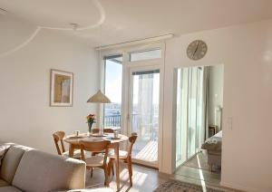 罗瓦涅米Hostit Arctic Apartments的客厅设有餐桌和时钟