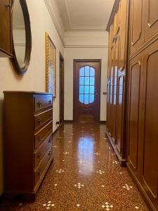 热那亚LEONE VACANZE的走廊上设有梳妆台、镜子和门