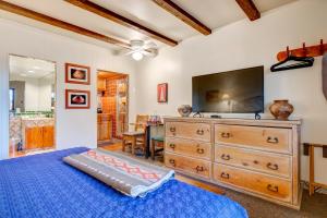 圣达菲圣达菲汽车旅馆及酒店的一间卧室配有蓝色的床和电视