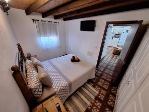 格拉纳迪利亚德亚沃纳Casa Luis Pico的一间卧室配有一张床和一台电视