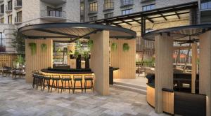 欧文The Ritz-Carlton Dallas, Las Colinas的餐厅设有酒吧,配有桌椅