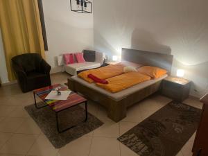 科马尔诺Monelly Apartman的客厅配有床和沙发