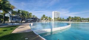 里奥阿托Amplio y Bello Estudio en Town Center Playa Blanca, Rio Hato的一座大型游泳池,其建筑背景为: