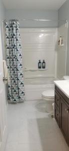 伊魁特Grant Arctic Escape的白色的浴室设有卫生间和淋浴。