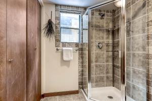 布雷肯里奇Park Place 101C的带淋浴的浴室和玻璃门
