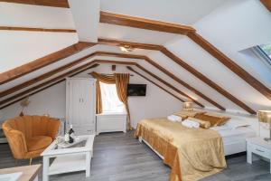 斯顿Rooms&Apartments Tomić的阁楼卧室配有1张床和1把椅子
