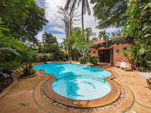 苏梅岛Натуральные виллы в тропическом саду的一座房子的院子内的游泳池