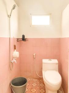 斯勒曼Homestay Kamar Tamu Selomartani 3的一间带卫生间和桶的浴室