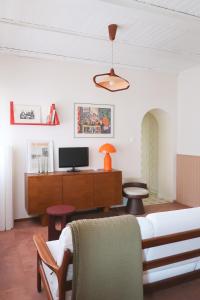 当巴克拉维尔Appartement cosy sur la route des vins d'Alsace的客厅配有电脑和书桌