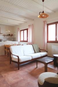 当巴克拉维尔Appartement cosy sur la route des vins d'Alsace的一间带白色沙发的客厅和一间厨房