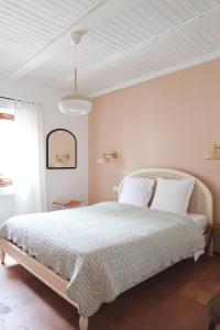 当巴克拉维尔Appartement cosy sur la route des vins d'Alsace的白色卧室配有一张带白色床单的大床