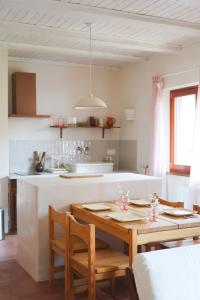 当巴克拉维尔Appartement cosy sur la route des vins d'Alsace的厨房以及带木桌的用餐室。