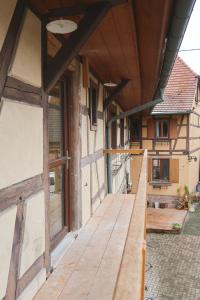 当巴克拉维尔Appartement cosy sur la route des vins d'Alsace的享有带木门廊的建筑的外部景色