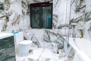 珀利Cosy 1Bed Apart with Wifi的浴室配有卫生间、盥洗盆和浴缸。