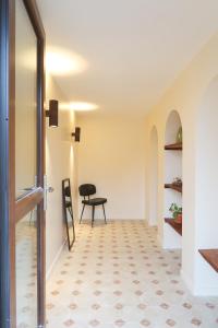 当巴克拉维尔Appartement cosy sur la route des vins d'Alsace的走廊上设有椅子和桌子
