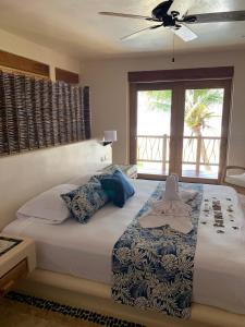 锡瓦塔塔内霍New Beachfront Villa in Playa Blanca的一间卧室配有一张大床和吊扇