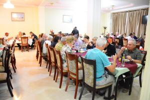 阿克苏姆Consolar International Hotel的一群坐在房间里桌子的人