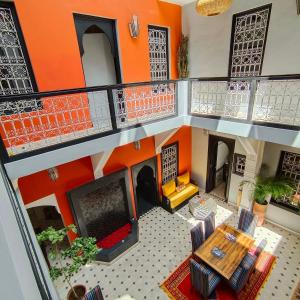 马拉喀什Riad Mylaya的客厅的顶部景色,设有橙色墙壁