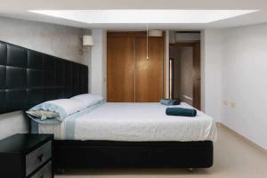 格拉德卡斯特利翁Frente a Puerto Azahar 3的一间卧室,卧室内配有一张大床