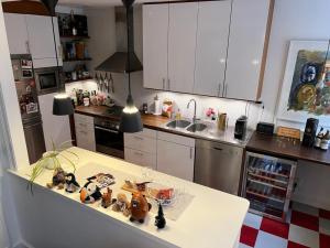 斯德哥尔摩Apartment in the middle of So-Fo, Södermalm, 67sqm的厨房配有餐桌和雕像