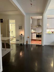 斯德哥尔摩Apartment in the middle of So-Fo, Södermalm, 67sqm的一个带桌子和厨房的大客厅