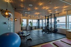 于默奥于默尔广场斯堪迪克酒店的一个带健身器材的健身房,位于带窗户的房间