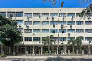 里约热内卢Conforto e praticidade na Gávea -por Casapē的前面有栅栏的大建筑