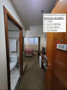 巴西利亚512. Flat hotel Go Inn的浴室设有卫生间,门上设有标志