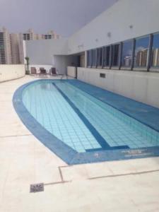 巴西利亚512. Flat hotel Go Inn的大型建筑中的大型游泳池