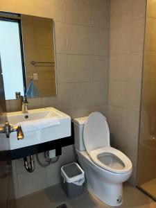 伊洛伊洛1 Bedroom Condo unit across Iloilo Convention Center的一间带卫生间、水槽和镜子的浴室