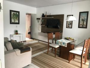 弗洛里亚诺波利斯Apartmento Praia da Armação -Sul da Ilha的客厅配有沙发和桌子