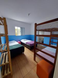 大普拉亚Hospedagem Casa Girassol的客房设有两张双层床和一扇窗户。