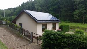 迪波尔迪斯瓦尔德Ferienhaus Dönschten的屋顶上设有太阳能电池板的小房子
