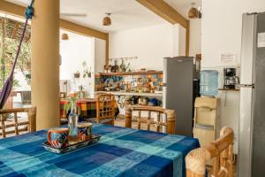 马祖特Casa Mazunte Tierra Viva的厨房配有桌子和冰箱